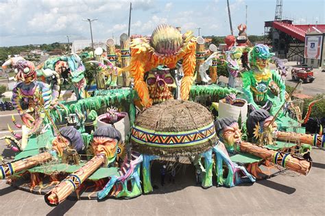 Festival de Parintins 2018 alegorias do Caprichoso chegam à