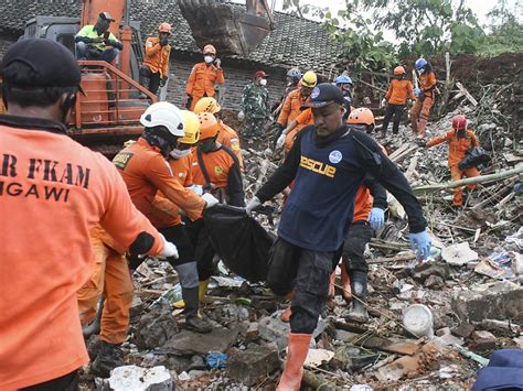 Neuf Morts Et Dix Disparus Dans Un Glissement De Terrain SWI Swissinfo Ch