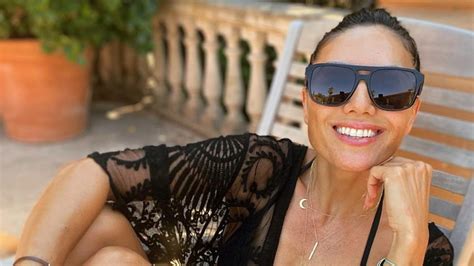 Sportlich sportlich Nazan Eckes macht Klimmzüge im Bikini video