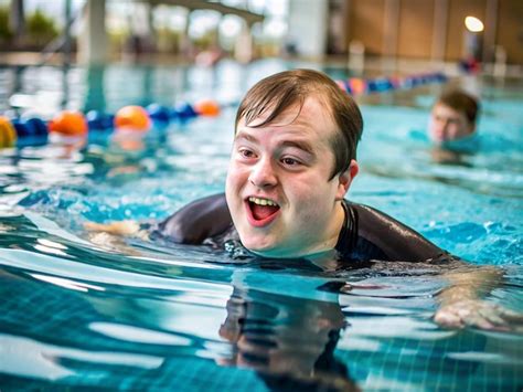 Una persona con síndrome de Down aprende a nadar en la piscina local