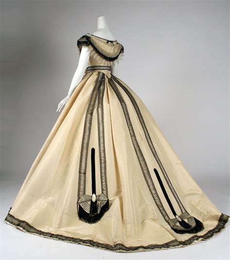 Belle of the Ball: A 5-Minute Guide to Ball Gowns – 5-Minute History