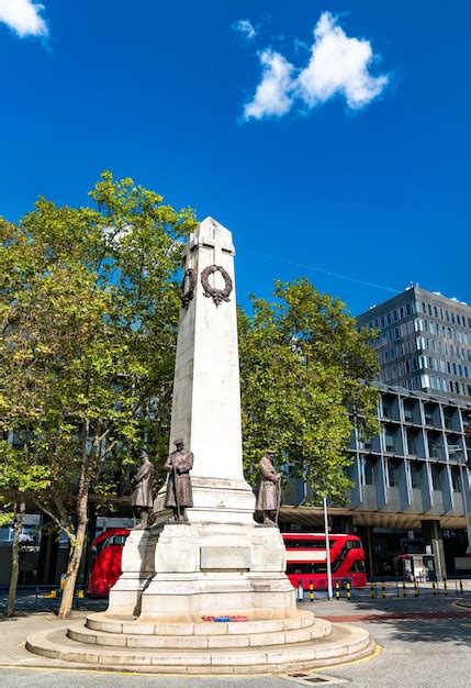 El london and north western railway war memorial en la estación de tren