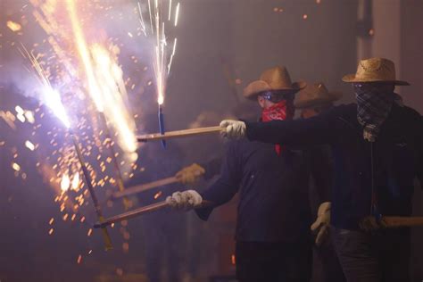 Fotos La cordà de Paterna abre fuego con el pasacalle de cohetes de