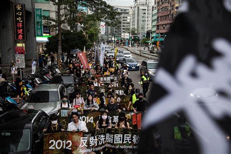 端傳媒 Initium Media On Twitter 遊行由香港邊城青年、台灣香港協會、台灣人權促進會、民間司法改革基金會、西藏台灣