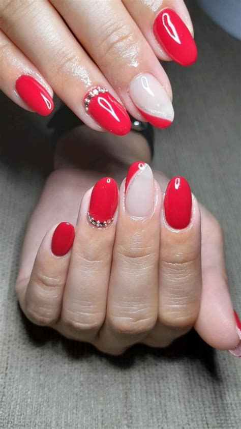 Diseño uñas Rojas Capping Gel en uñas cortas ovaladas Tie