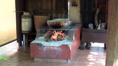 FOGÃO A LENHA FOGÃO CAIPIRA PREPARANDO UM SABOROSO DOCE DE LEITE