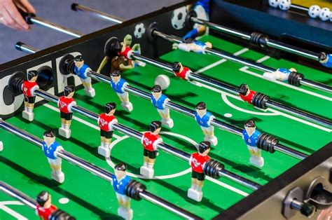 Figuras De Jogador De Futebol De Mesa Em Hastes De Metal Foto Premium