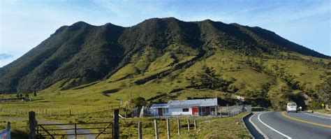 Qué está pasando con el volcán Cerro Bravo Rocas al rojo vivo