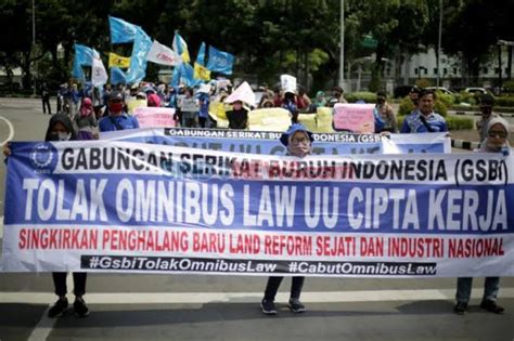 Tolak Perppu Cipta Kerja 2000 Buruh Demo Di Depan MK Dan Istana Negara