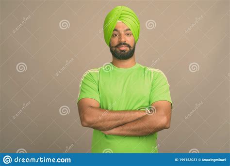 Joven Y Guapo Hombre Indio Sikh Con Turbante En Fondo Gris Imagen De