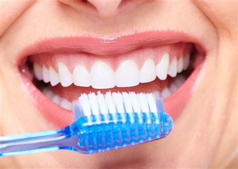 Cómo eliminar la placa dental con estos dos tratamientos naturales