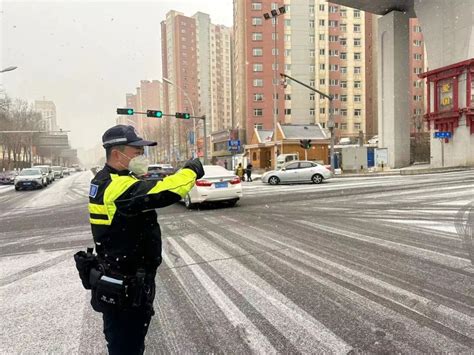 西宁交警雪天执勤保畅通 展现亮丽“雪警”澎湃号·政务澎湃新闻 The Paper