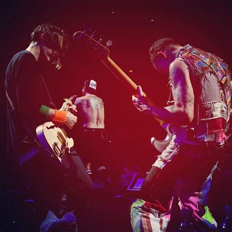 Red Hot Chili Peppers ขายลขสทธเพลงใหนายทนยกษใหญดวยราคากวา ลานบาท