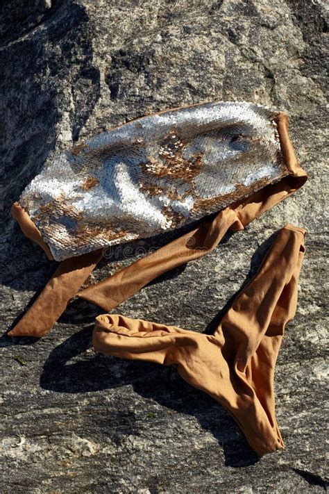 Vista Superiore Del Bikini Femminile Del Costume Da Bagno Di Modo Su Fondo Di Pietra Fotografia