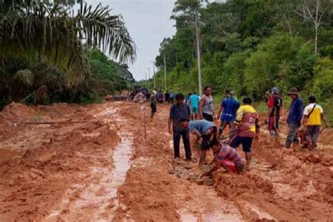 Jalan Desa Di Kobar Ini Rusak Parah Pemda Harus Segera Perbaiki