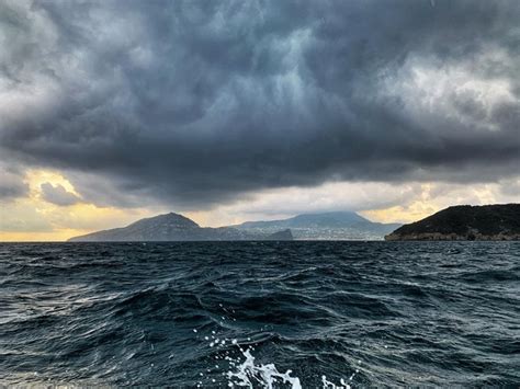 Ischia Aria Di Bufera La Foto Da Mare Cattura Nuvole E Suggestioni