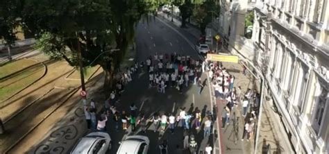 Familiares e amigos realizam caminhada em protesto após morte de