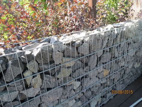 Габион из сварной сетки и камня фото