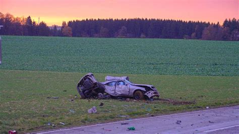 Autofahrer Stirbt Bei Frontalzusammensto