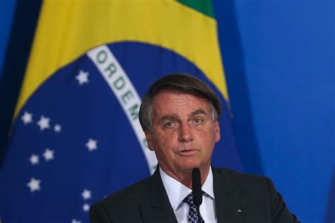 Bolsonaro Embarca Para Rússia Em Meio à Tensão Militar Entre O País E A