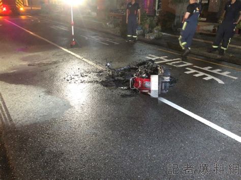 女騎士凌晨騎車返家 疑天雨路滑煞車自摔機車瞬間被火舌吞噬 蕃新聞