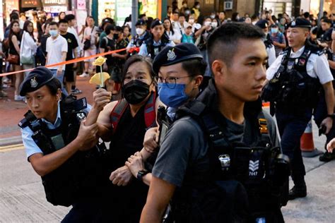 Des Dizaines De Personnes Détenues à Hong Kong à Loccasion De L