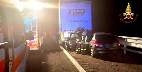 Bloccati Nell Auto Finita Contro Un Camion Vigevano It