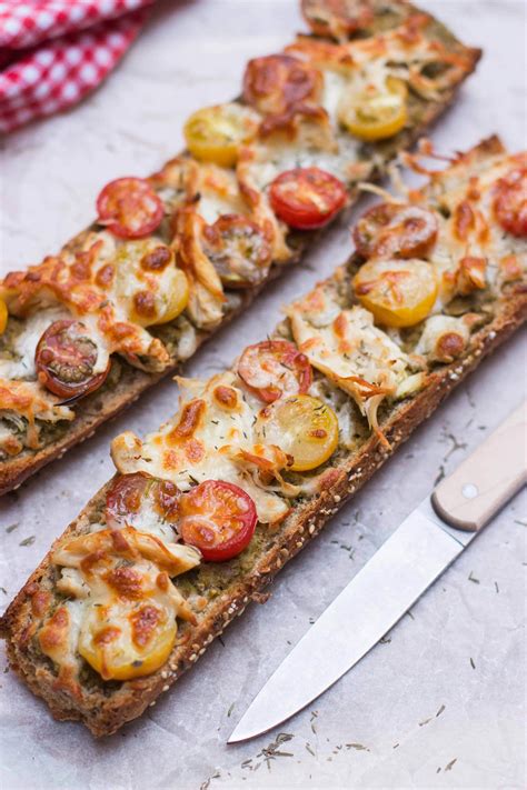 Pizza Baguette Met Pesto Tomaat En Kip Kokerellen