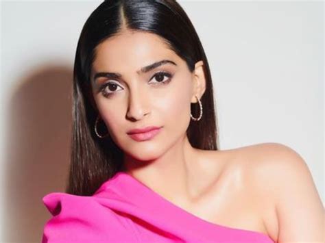 Sonam Kapoor Birthday Today 9 June Actress Turn 38 See Sonam Hot And