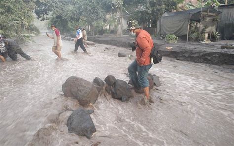 Baru Ini Kejadian Jalan Nasional Diterjang Banjir Lahar Dingin Gunung