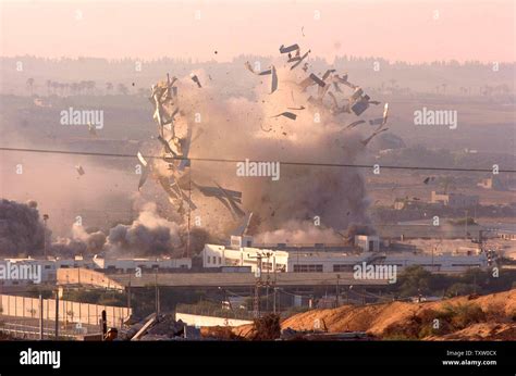 Israeli Army implements the disengagement plan by exploding the Israeli ...