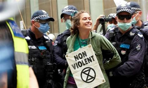 Ativista Condenada A Pris O Por Ter Parado O Tr Nsito Em Protesto Pelo