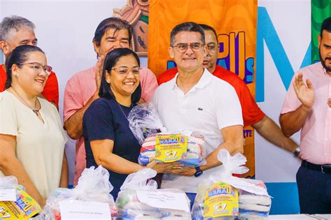 Entrega Simb Lica De T De Alimentos Arrecadados David Almeida