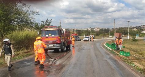 Engradados De Cerveja Caem De Caminh O Em Mg E Motociclista Fica Ferido