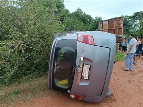 Presuntos ladrones intentaron fugarse volcaron un vehículo y