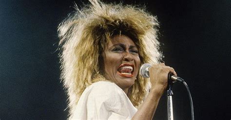 Quase 81 Anos Tina Turner Aparece Completamente Transformada