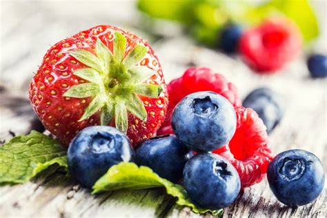 Blaubeeren Himbeeren Erdbeeren Auf Hölzernem Hintergrund Stockbild