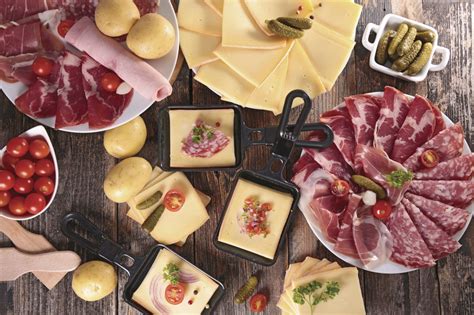 Plateau Raclette Vari E Et Assortiment Charcuterie Aux Gouts Du Terroir