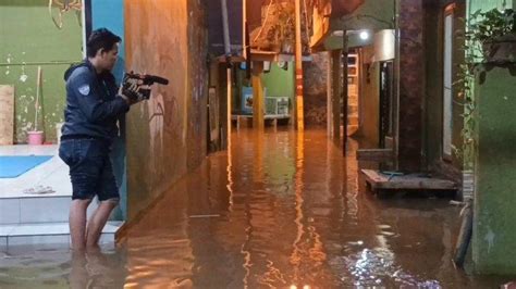 Kali Ciliwung Meluap Ratusan Rumah Warga Kebon Pala Terendam Banjir