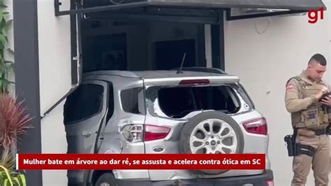 Mulher Bate Em Rvore Ao Dar R Se Assusta E Acelera Contra Tica Em