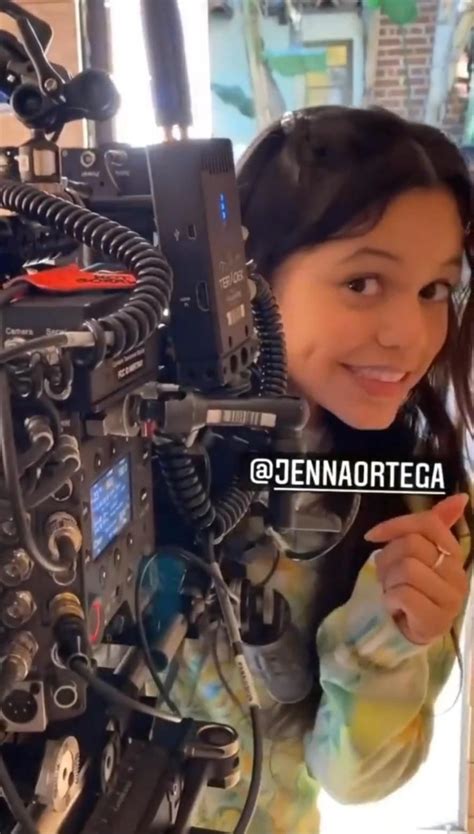 Pin De Destini Totallynotjennaortegaf Em Jenna Ortega V Deo Em