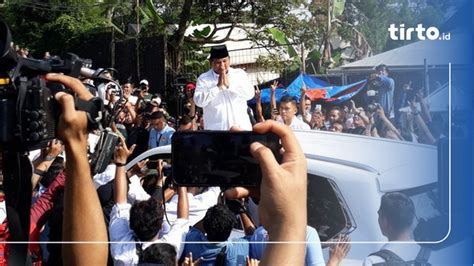 Sebelum Tinggalkan Tps Prabowo Subianto Swafoto Dengan Warga