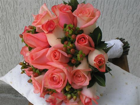 Bouquet De Rosas Coral Y Bicolor Adornadas Con Hipericum Y Ruscus Rosa