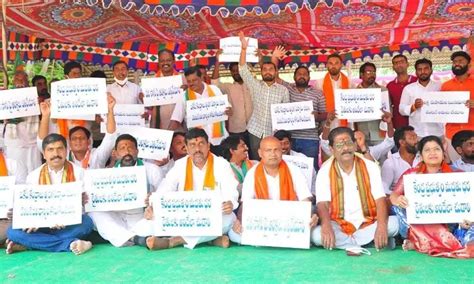 Khammam Bjp Kisan Morcha Stages Protest For Paddy Procurement Centre