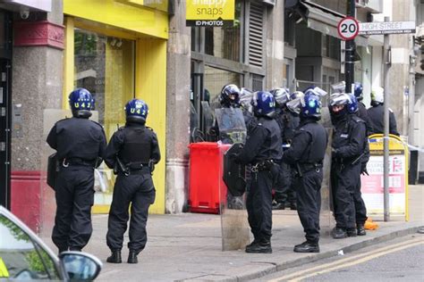 Croydon Police Stand Off Flats Evacuated And People Locked In Shops