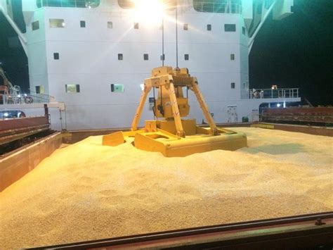 Corn Vessel Unloading In Vietnam U S Grains Council