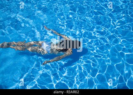 Frau Bikini Ffentliche B Der Schwimmbad Freibad Badeort Stockfoto Bild Alamy