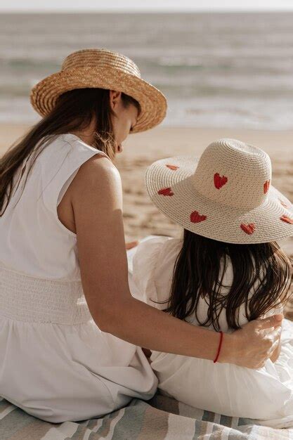 Jeune M Re Treignant Sa Fille Sur Le Bord De Mer Sablonneux Au Coucher