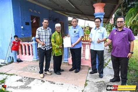 Lapan Penduduk Kampung Bakar Arang Menerima Geran Tanah Dari Aminuddin