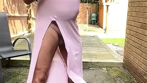 Amateur transvestiert kellycd2022 sexy MILF masturbiert in weißen strümpfen und high heels